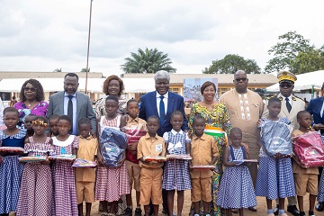 Côte d'Ivoire /  Rentrée scolaire 2024-2025 : le Premier Ministre Robert Beugré Mambé lance officiellement la distribution gratuite de plus de 4 millions de kits scolaires dans les écoles primaires publiques 